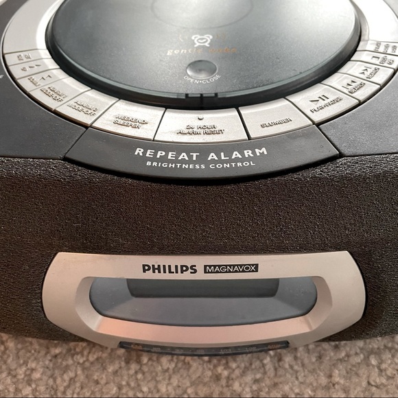Phillips CD Clock Radio with Gentle Wake - Picture 2 of 9